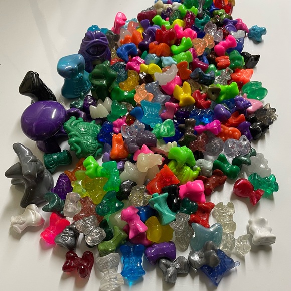 Lot of over 200 Gogos Crazy Bones with 7 larger Gogos - Picture 2 of 3